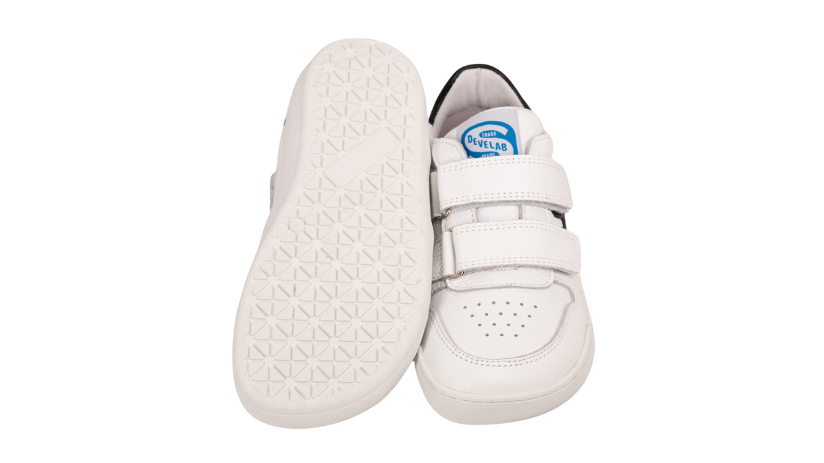 Barfußschuh mit drei Klettverschlüssen, breite Zehenbox, flexible Sohle, Ansicht von unten und Draufsicht