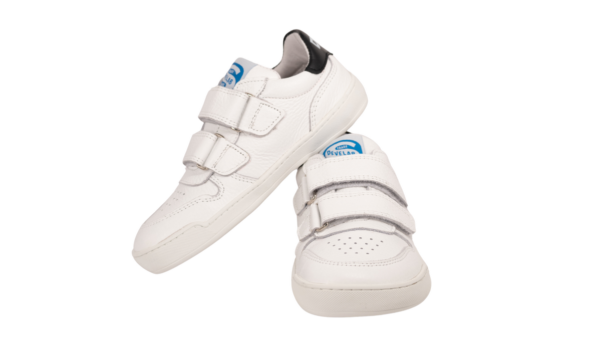 Barfußschuh mit drei Klettverschlüssen, breite Zehenbox, flexible Sohle, geschlossener Fersenbereich, schräge Vorderansicht als Paar