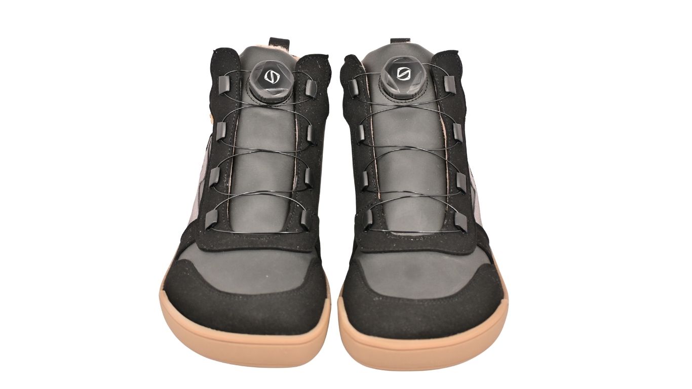 Develab BF Mid Cut Sneaker Speedlace WR in Black Combi mit breiter Zehenbox, Drehverschluss und robustem Obermaterial, Frontansicht.