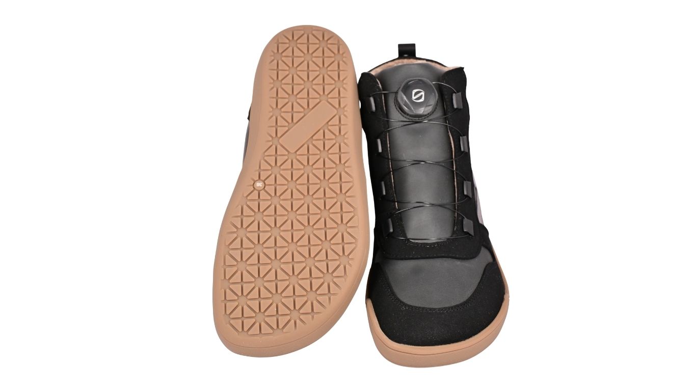 Beige, flache Profilsohle des Develab BF Mid Cut Sneaker Speedlace WR in Black Combi, Sohlenansicht