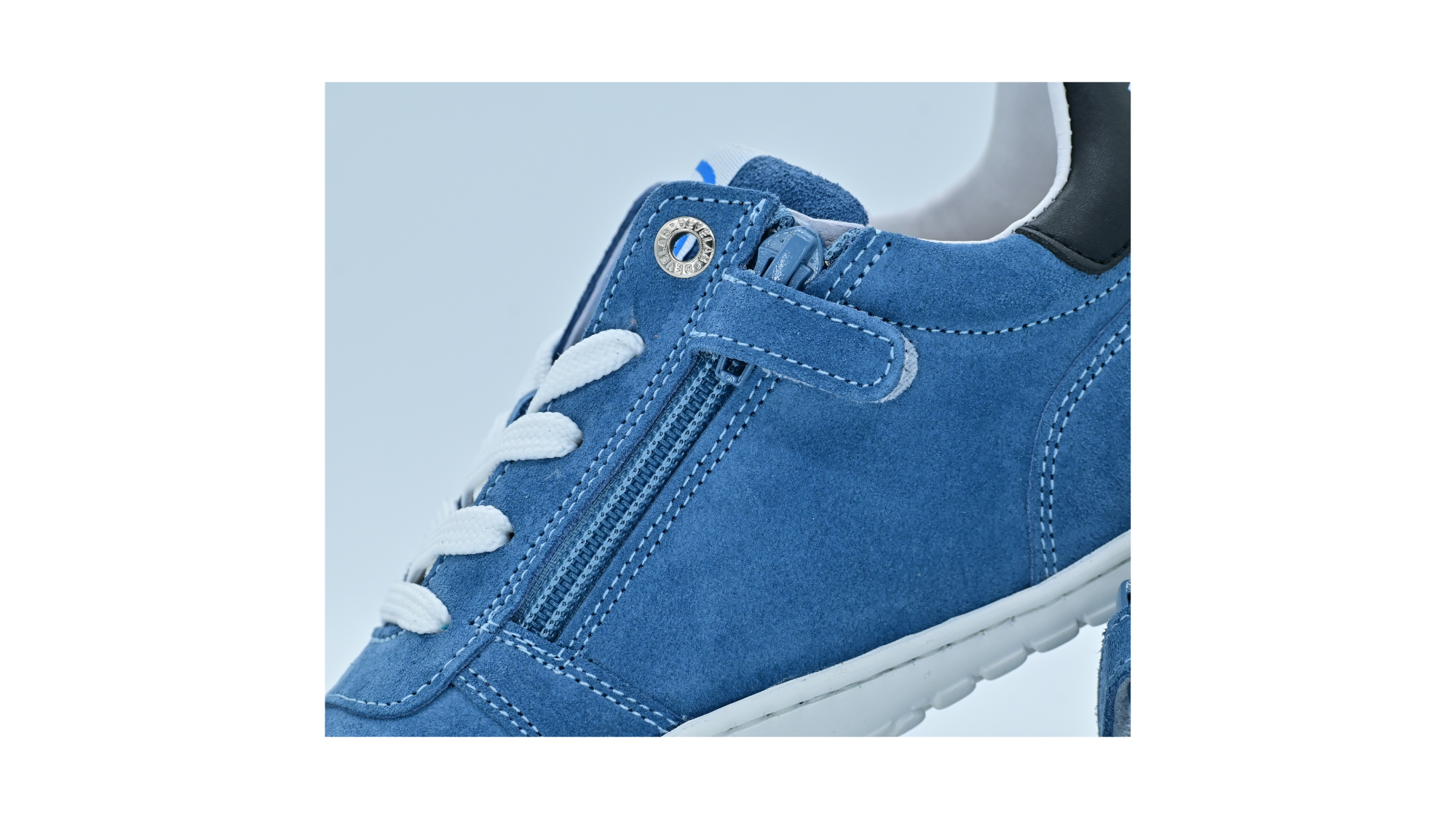 Barfußschuh mit Schnürung, breite Zehenbox, flexible Sohle, geschlossener Fersenbereich, Detailansicht Reißverschluss