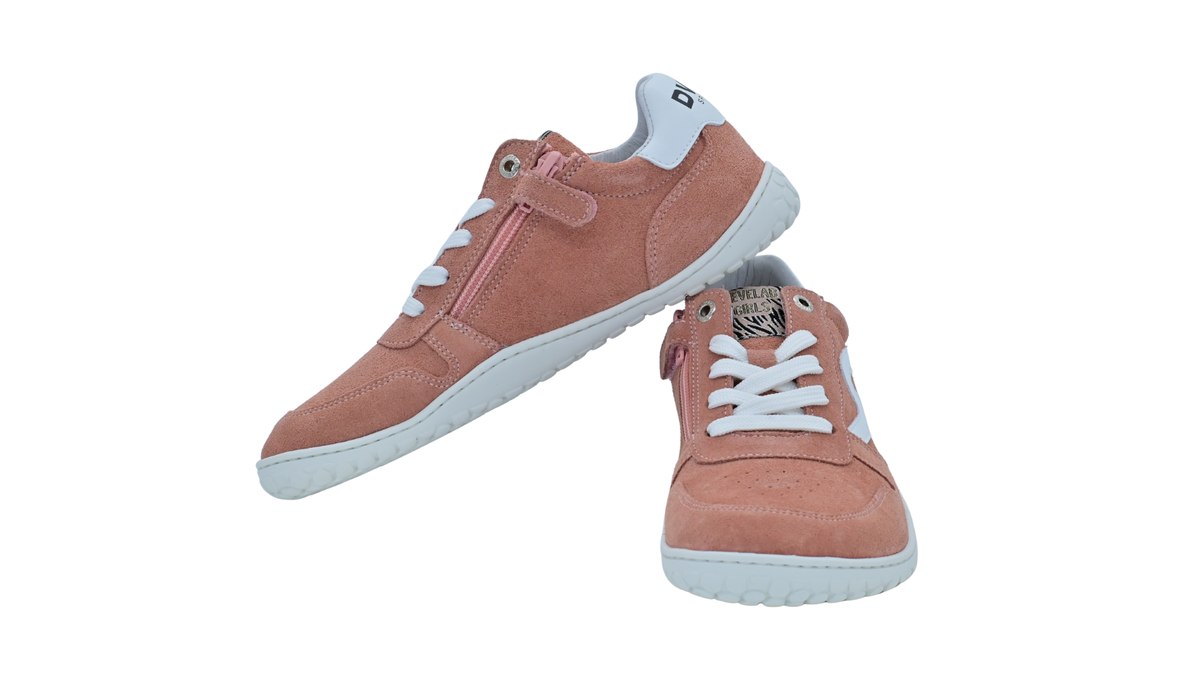 Barfußschuh mit Schnürung, breite Zehenbox, flexible Sohle, geschlossener Fersenbereich, Seitenansicht und Vorderansicht als Paar