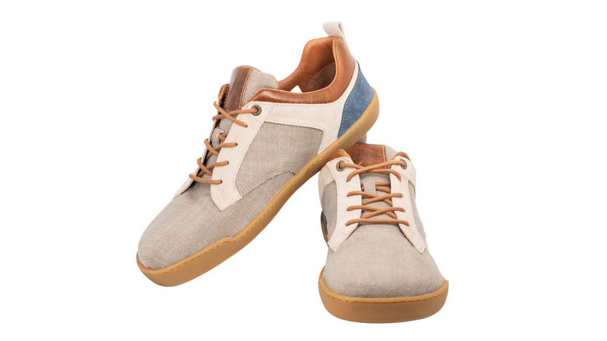 Paar Barfußschuhe mit Schnürung, geschlossenen Zehen und geschlossener Ferse, schräge Vorderansicht