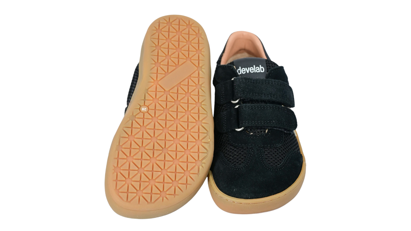 Barfußschuh mit drei Klettverschlüssen, breite Zehenbox, flexible Sohle, geschlossener Fersenbereich, Ansicht von unten und Draufsicht 