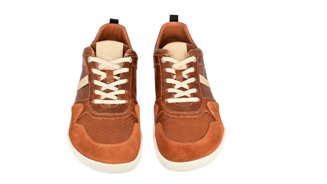 Paar Barfußschuhe mit Schnürung und geschlossenen Zehen, gleichmäßige Form beider Schuhe, Draufsicht