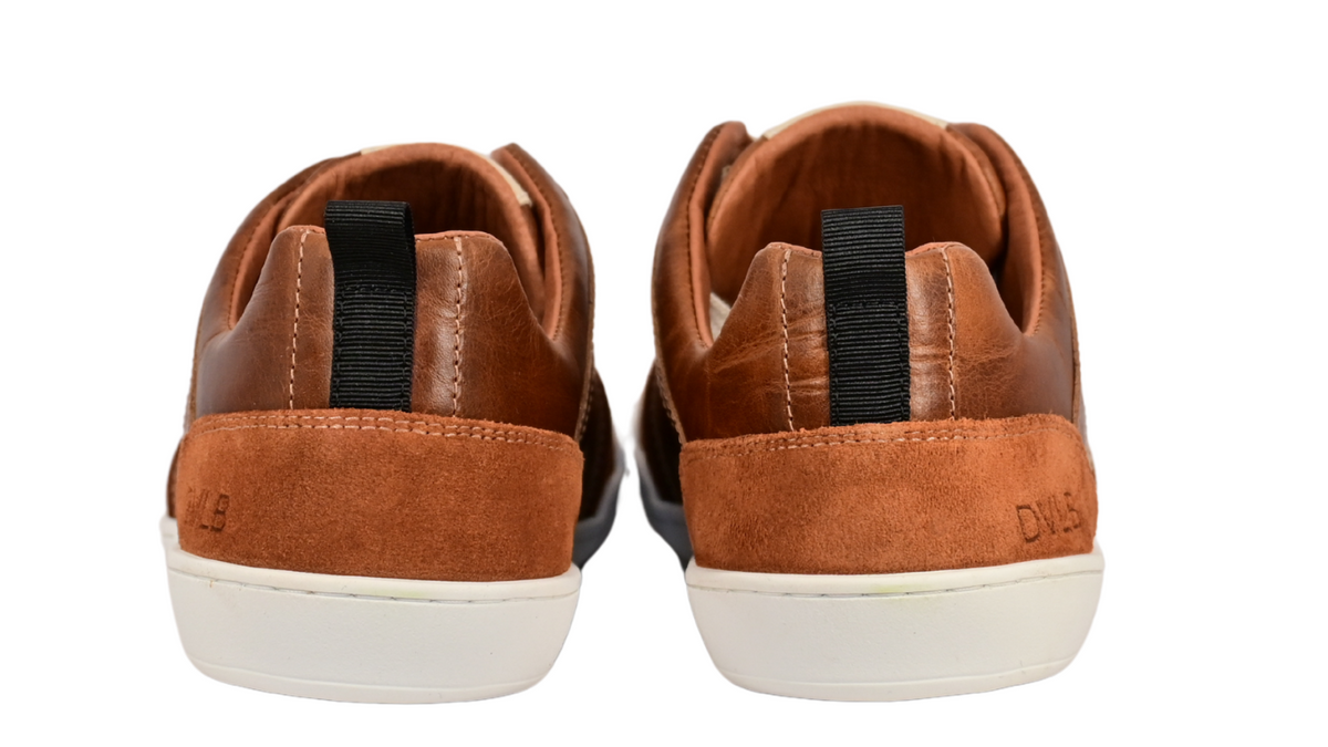 Barfußschuh mit geschlossener Ferse und flacher Sohle, Fersenbereich vollständig umschlossen, Rückansicht