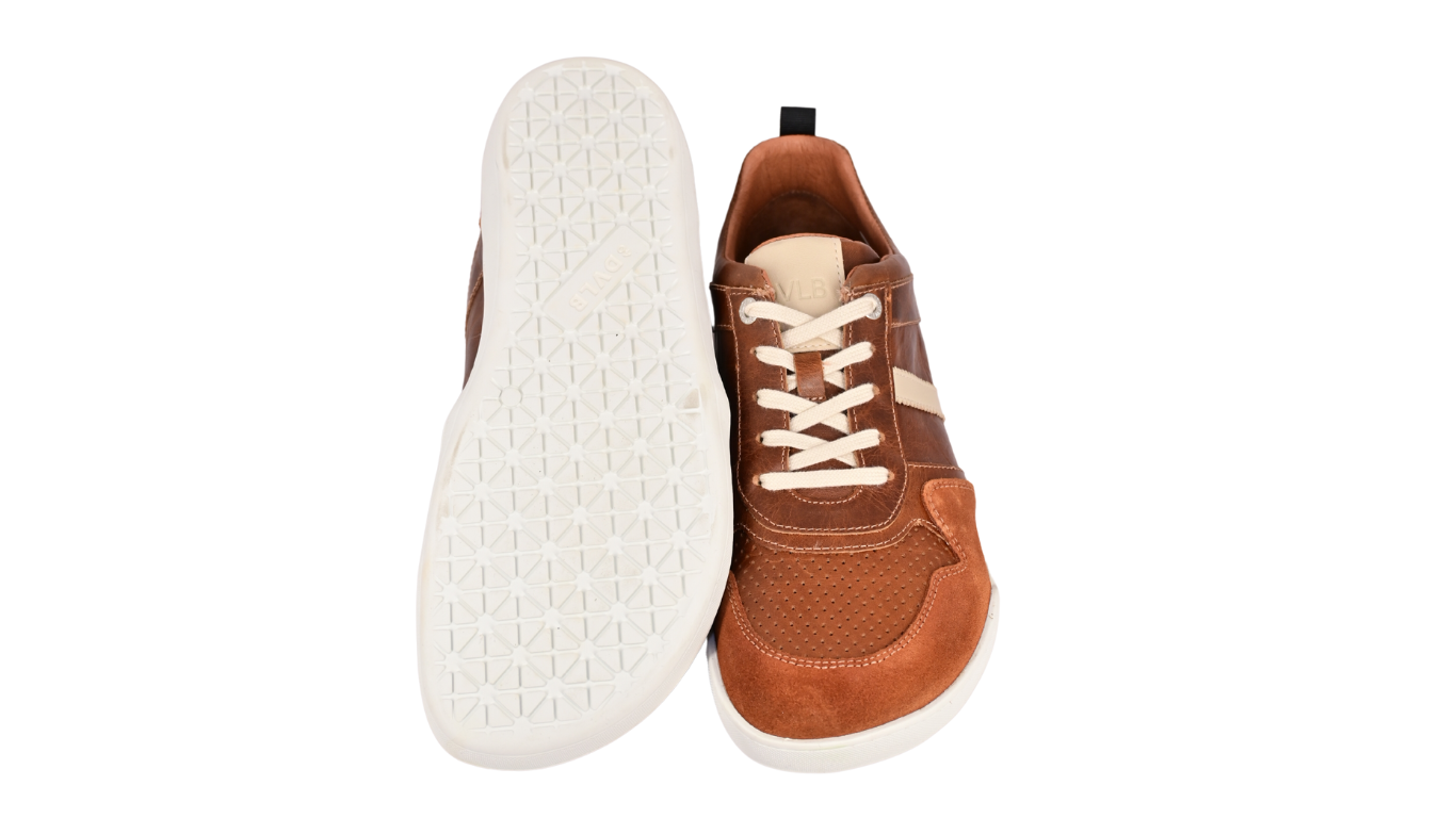 Barfußschuh mit flacher Laufsohle ohne Profilangaben, vollständige Sohlenfläche sichtbar, Ansicht von unten