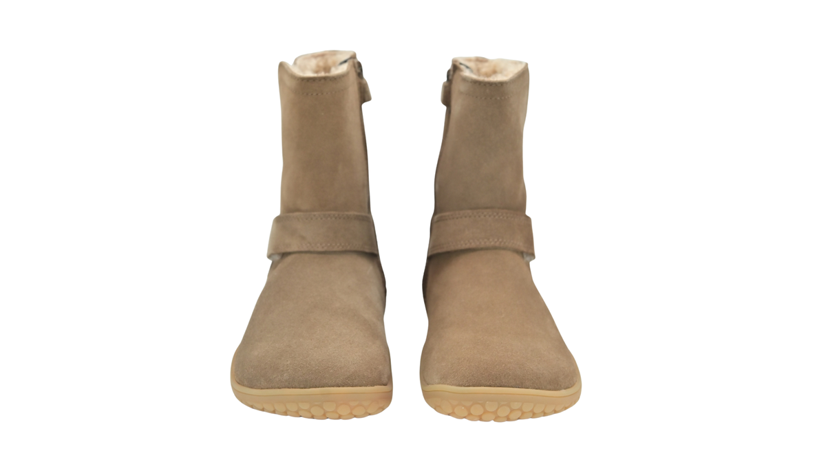 Gefütterte Kinder-Barfußstiefel als Paar mit breiter Zehenbox, Riemen am Schaft und sichtbarem Futter, schräge Vorderansicht