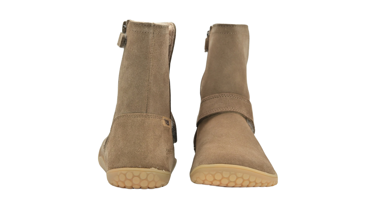 Gefütterte Kinder-Barfußstiefel als Paar mit geschlossener Ferse und Riemen am Schaft, Rückansicht