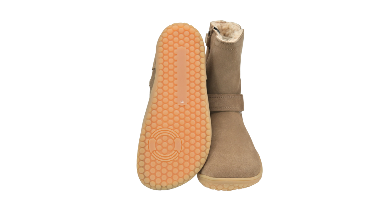 Gefütterte Kinder-Barfußstiefel als Paar mit breiter Form im Vorfuß und profilierter Laufsohle, Ansicht von unten
