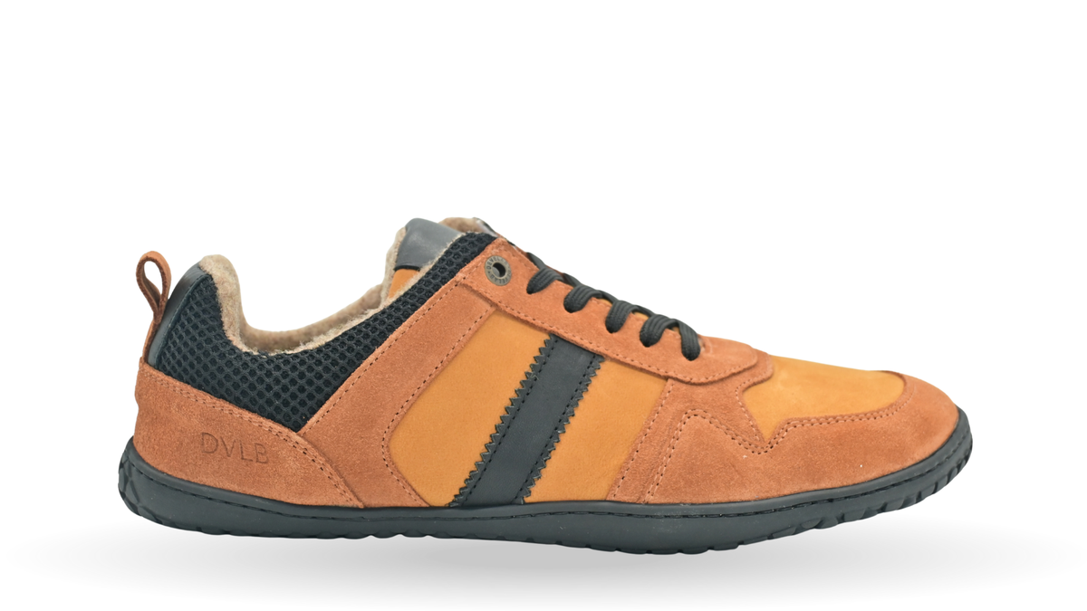 Gefütterter Barfußschuh für Erwachsene mit breiter Zehenbox, Schnürung und geschlossenen Zehen, Seitenansicht außen