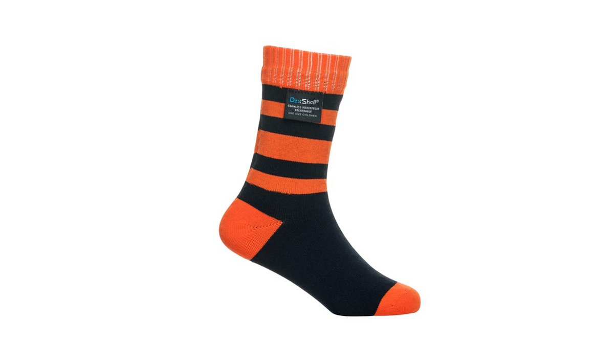 Schwarz-orange gestreifte Socke in Seitenansicht mit mittlerer Schafthöhe, orangefarbenem Bündchen, Ferse und Zehenbereich sowie kleinem rechteckigem Logo am Schaft, freigestellt vor weißem Hintergrund.