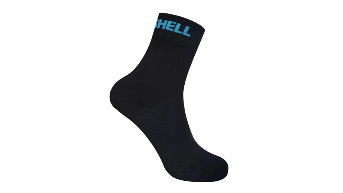 Schwarze Socke in Seitenansicht mit mittlerer Schafthöhe, elastischem Bündchen und hellblauem Schriftzug am oberen Rand, freigestellt vor weißem Hintergrund.