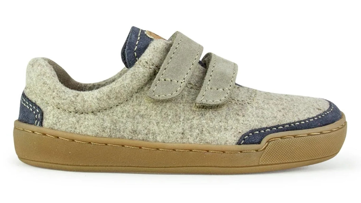 Barfußschuh für Kinder mit geschlossener Zehenbox, zwei Klettverschlüssen und flacher Sohle. Seitenansicht außen.