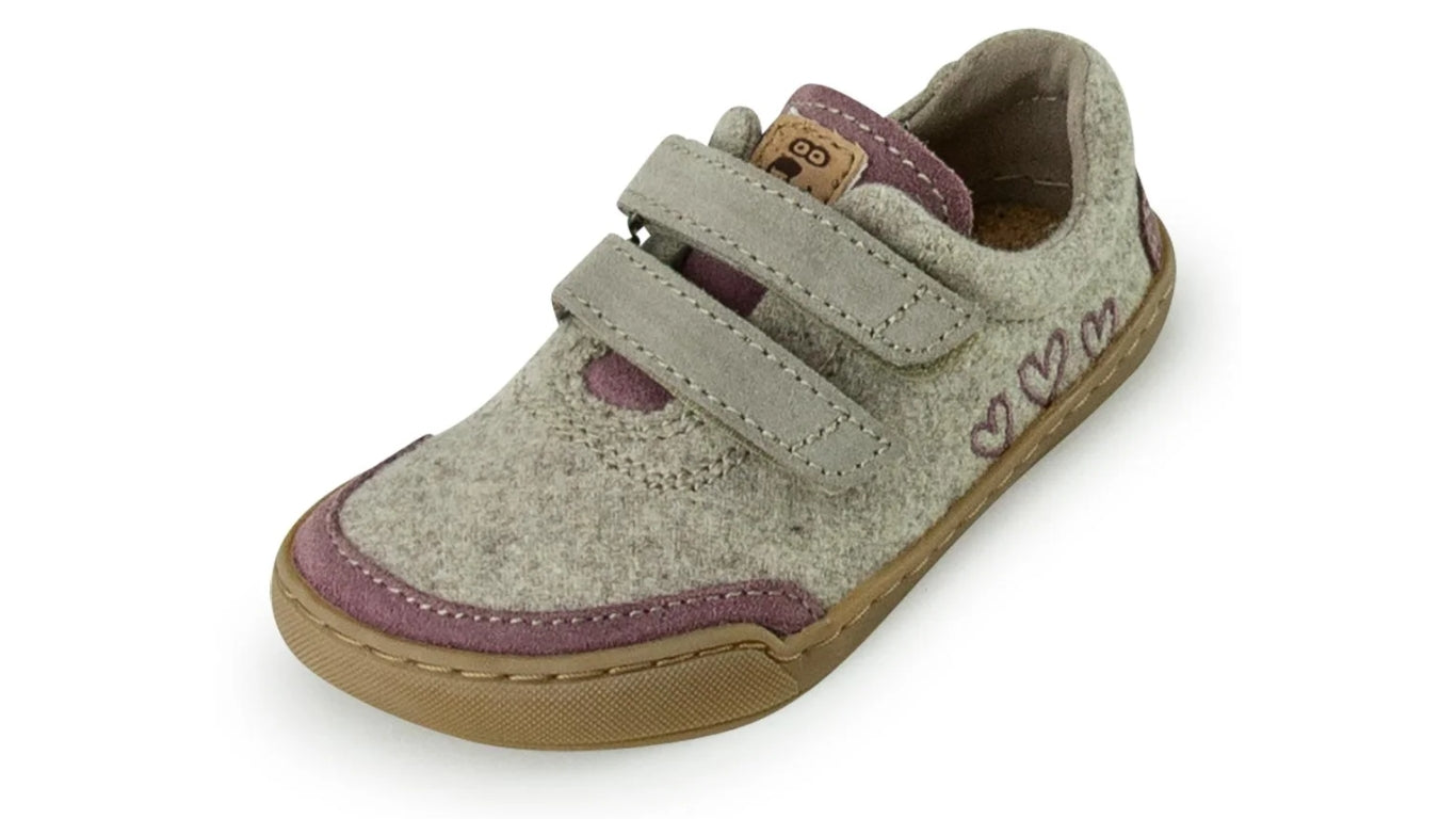 Barfußschuh für Kinder mit geschlossener Zehenbox, zwei Klettverschlüssen und flexibler Sohle. Schräge Vorderansicht.