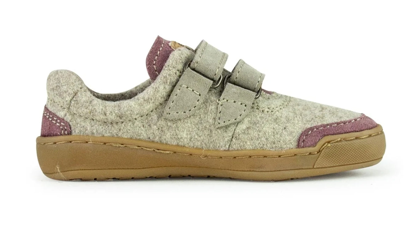 Barfußschuh für Kinder mit geschlossener Zehenbox, zwei Klettverschlüssen und flacher Sohle. Seitenansicht innen.