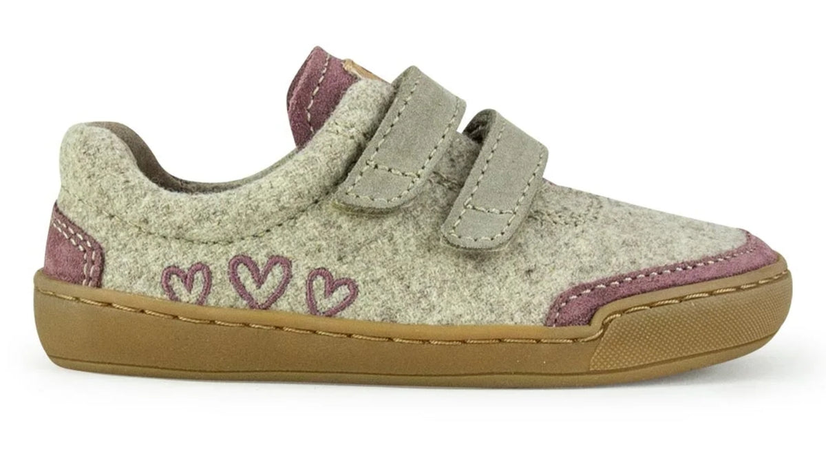 Barfußschuh für Kinder mit geschlossener Zehenbox, breiter Zehenbox, zwei Klettverschlüssen und flexibler Sohle. Seitenansicht außen.