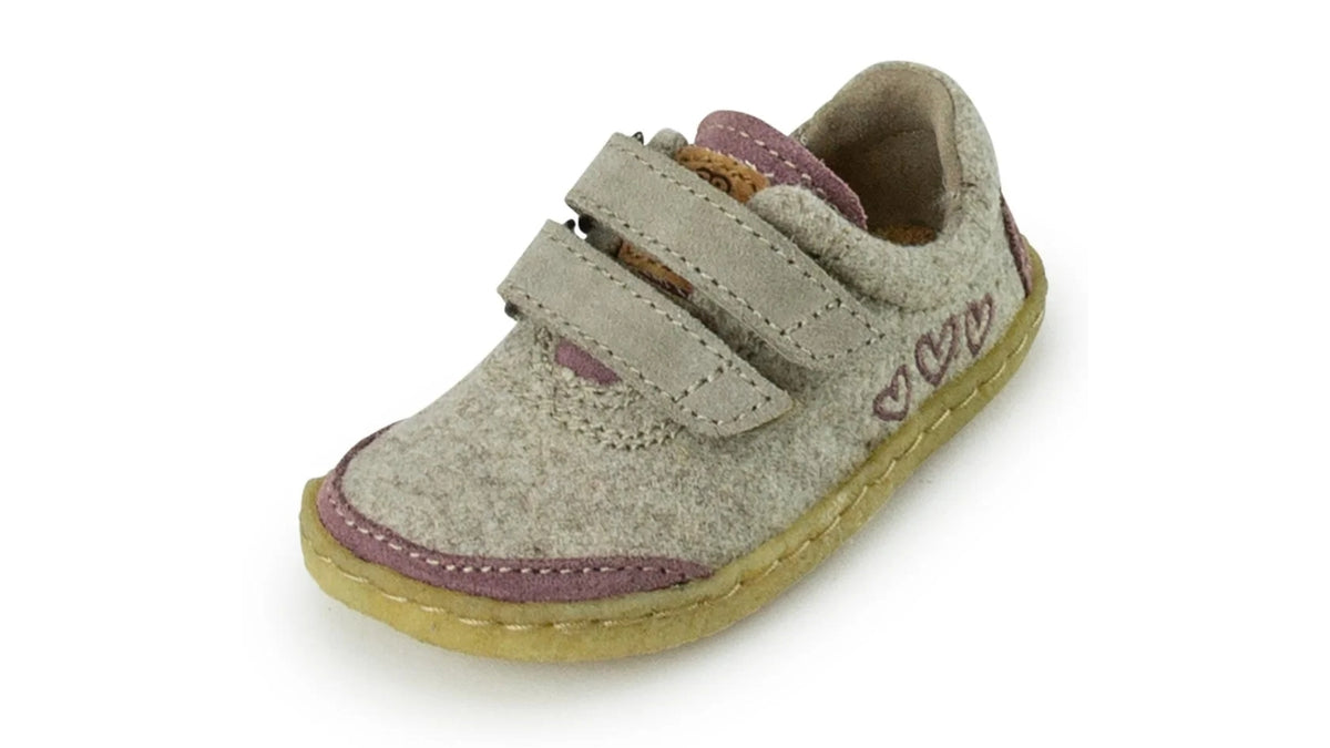 Barfußschuh für Kinder mit geschlossener Zehenbox und Klettverschlüssen. Schräge Vorderansicht.