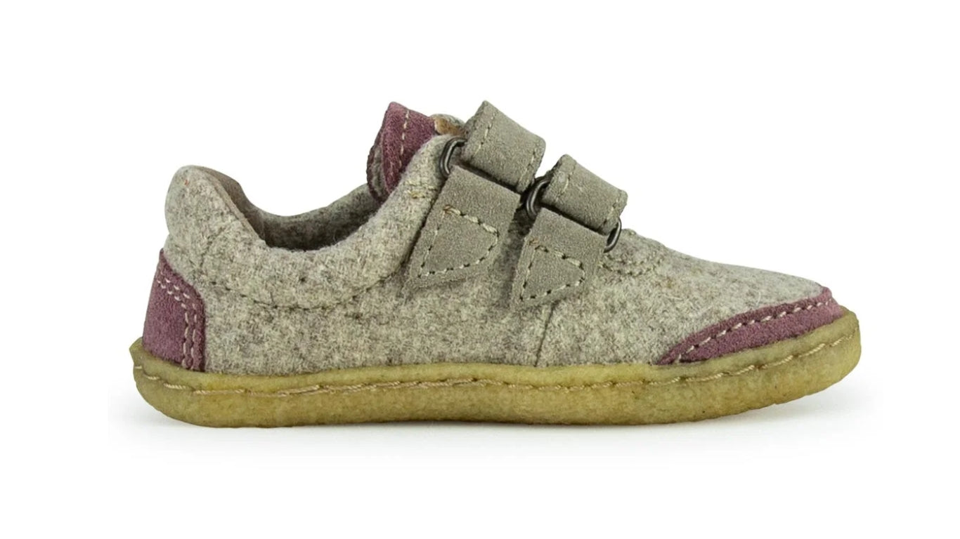 Barfußschuh für Kinder mit geschlossener Zehenbox, zwei Klettverschlüssen und seitlicher Applikation. Seitenansicht innen.