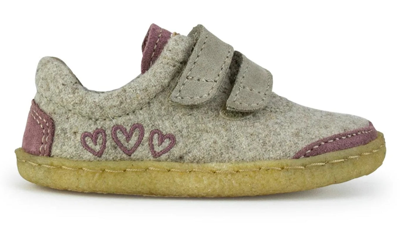 Barfußschuh für Kinder mit geschlossener Zehenbox, zwei Klettverschlüssen und seitlicher Applikation. Seitenansicht außen.