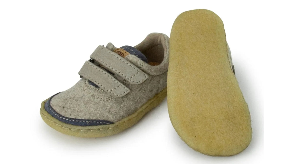 Barfußschuh für Kinder mit geschlossener Zehenbox und flexibler Sohle, einzelner Schuh neben herausnehmbarer Einlegesohle. Schräge Vorderansicht und von unten.
