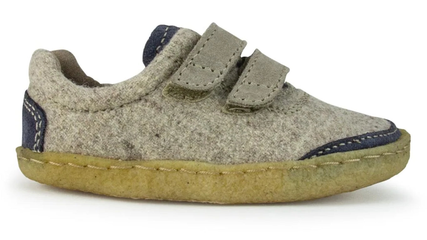 Barfußschuh für Kinder mit geschlossener Zehenbox, breiter Zehenbox, zwei Klettverschlüssen und flexibler Sohle. Seitenansicht außen.