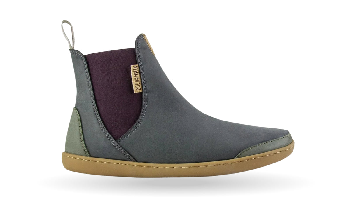 Barfußschuh ohne Verschluss, breite Zehenbox, flexible Sohle, geschlossener Fersenbereich, niedriger Schaft, Seitenansicht außen