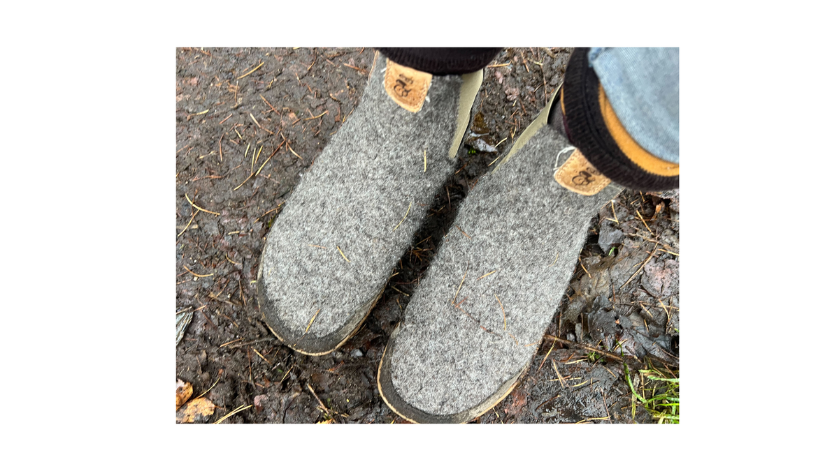 Barfußschuhe am Fuß getragen, geschlossener Fersenbereich, Detailansicht