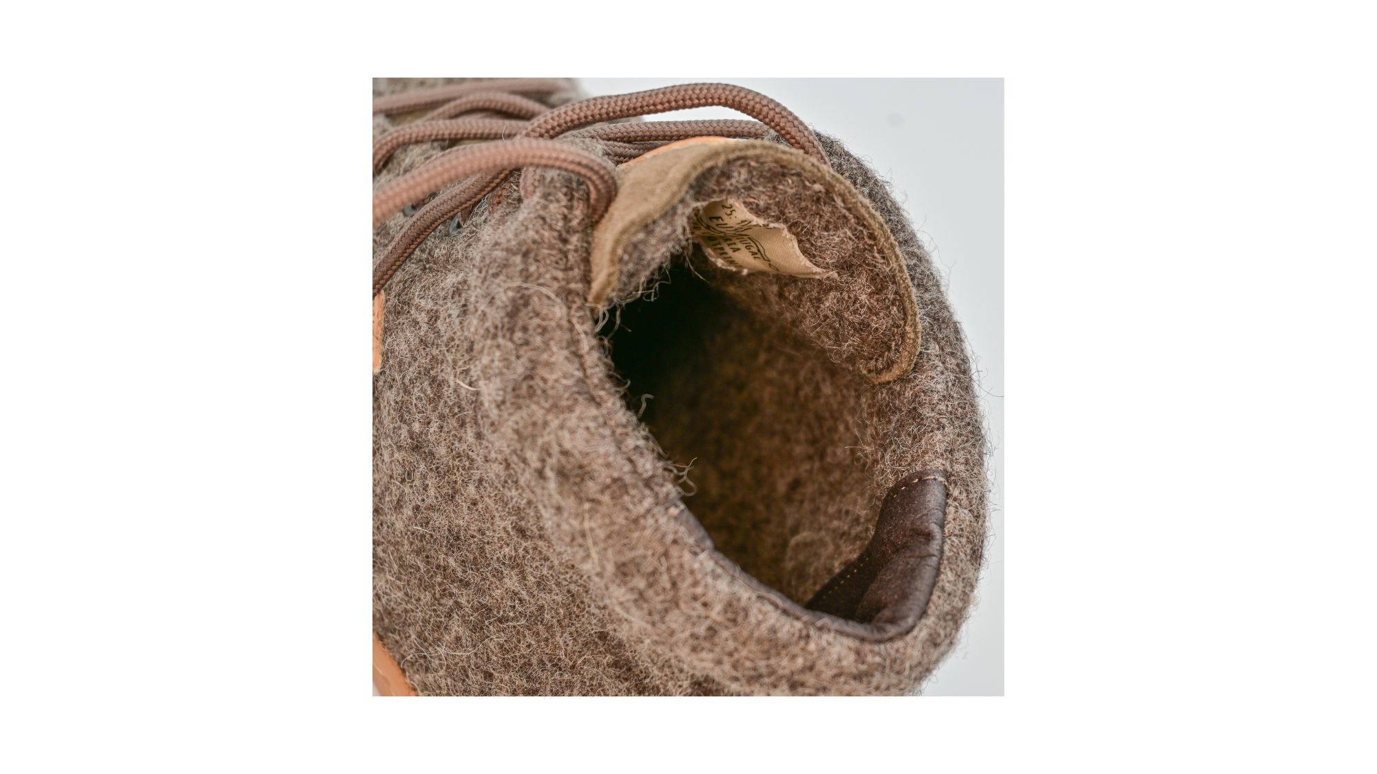 Barfußstiefel mit hohem Schaft und geschlossener Konstruktion. Detailansicht des Innenbereichs.
