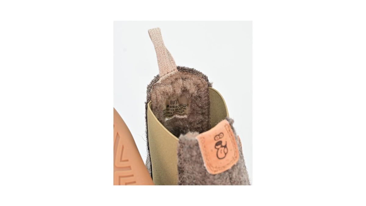 Barfußschuh ohne Verschluss, Detail an Einstiegsschlaufe, Detailansicht