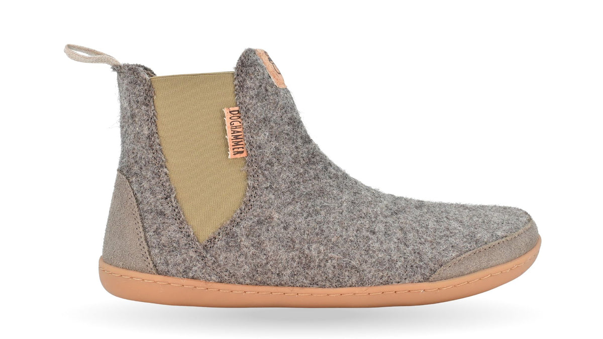 Barfußschuh ohne Verschluss, breite Zehenbox, flexible Sohle, geschlossener Fersenbereich, mittelhoher Schaft, Seitenansicht außen
