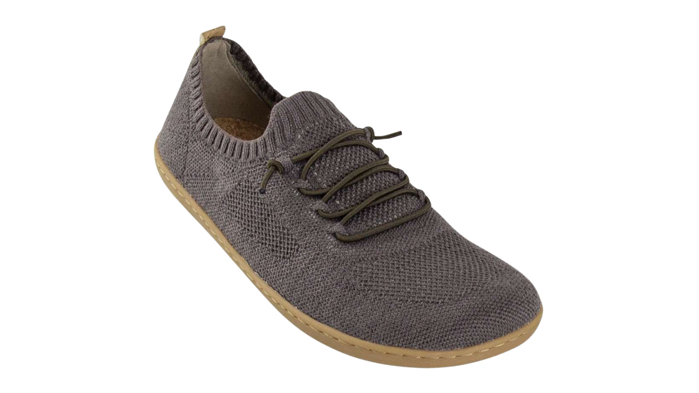Barfußschuh mit Strickobermaterial, geschlossene Zehen und geschlossener Fersenbereich, elastische Schnürung, flexible Sohle, Einzelschuh, schräge Vorderansicht