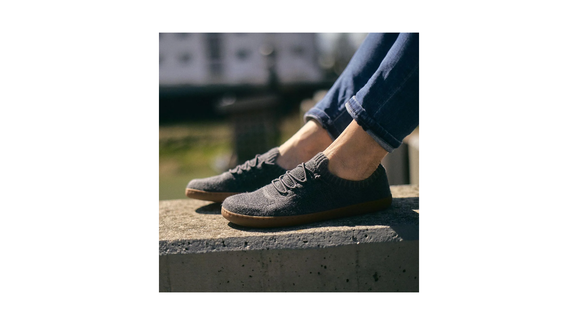 Barfußschuh mit Strickobermaterial, geschlossene Zehen und geschlossener Fersenbereich, elastische Schnürung, flexible Sohle, Einzelschuh, Schuh am Fuß getragen