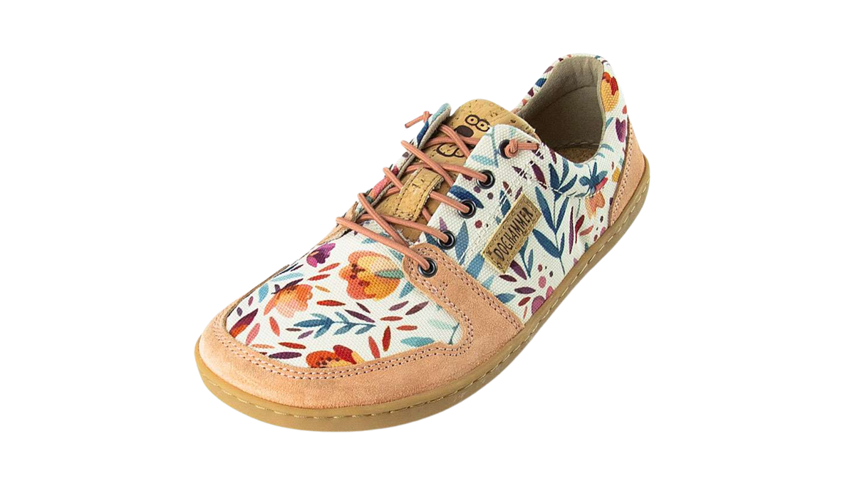 Barfußschuh für Erwachsene mit breiter Zehenbox, geschlossenem Zehenbereich, geschlossener Ferse, Schnürung, flacher flexible Sohle, schräge Vorderansicht.