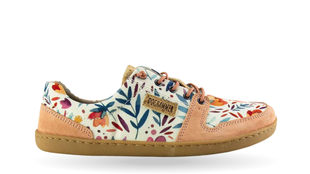 Barfußschuh für Erwachsene mit breiter Zehenbox, geschlossenem Zehenbereich, geschlossener Ferse, Schnürung, flacher flexible Sohle, Seitenansicht außen.