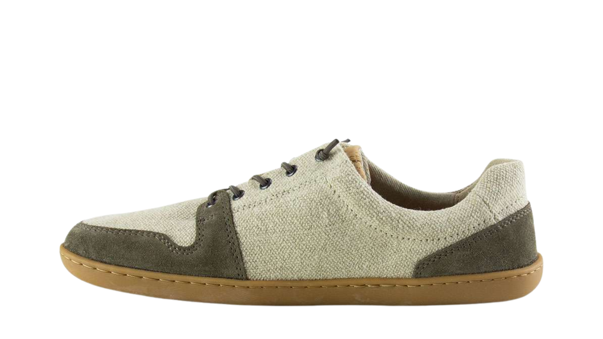 Barfußschuh für Erwachsene mit breiter Zehenbox, geschlossenem Zehenbereich, geschlossener Ferse, Schnürung, flacher flexible Sohle, Seitenansicht innen.