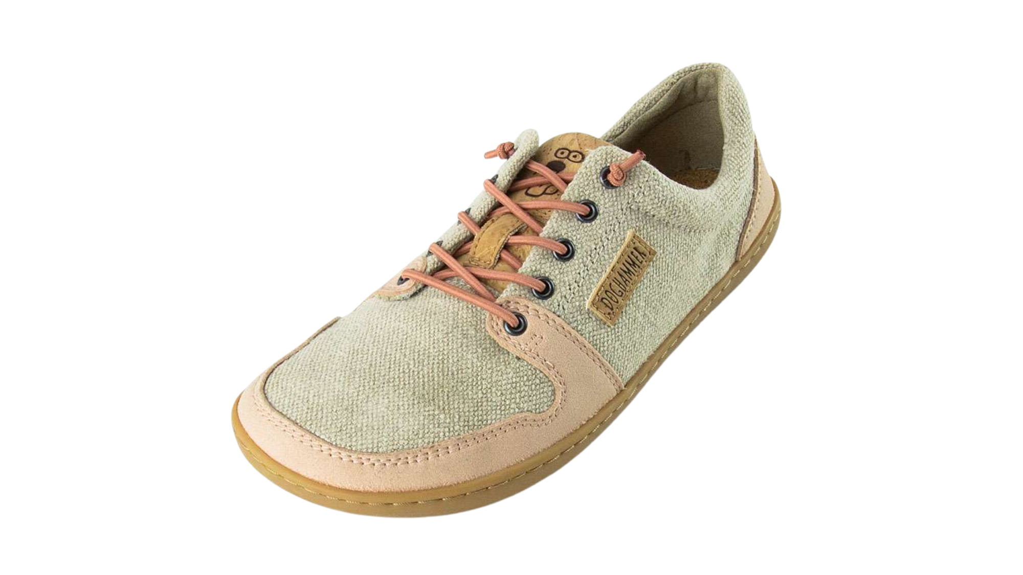 Barfußschuh für Erwachsene mit breiter Zehenbox, geschlossenem Zehenbereich, geschlossener Ferse, Schnürung, flacher flexible Sohle, schräge Vorderansicht.