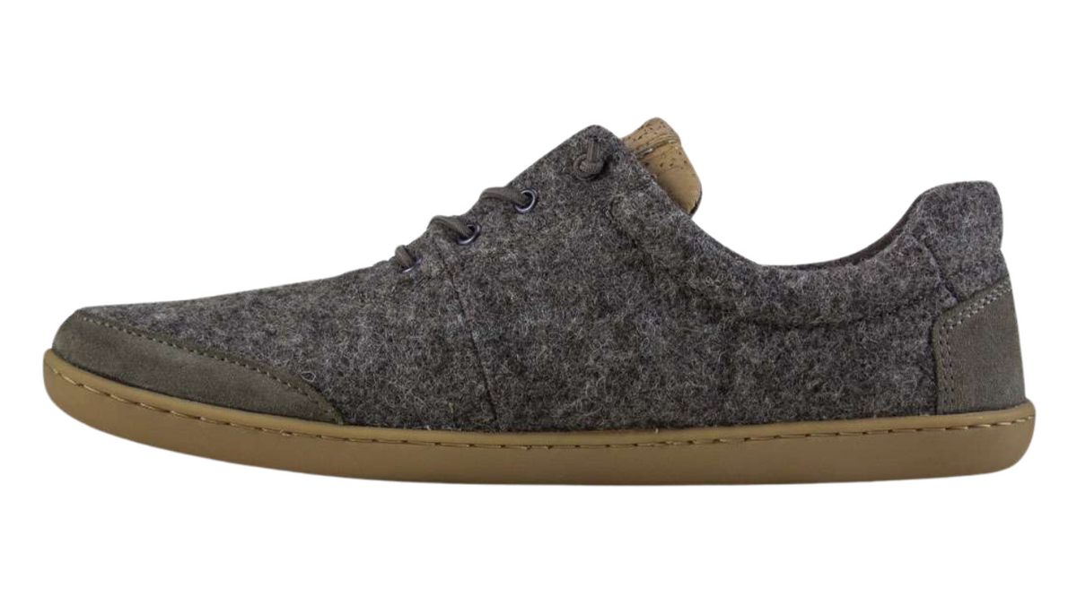 Barfußschuh für Erwachsene mit geschlossener Zehenbox, Schnürung und flacher Sohle. Graues Wolle-Obermaterial. Seitenansicht innen.