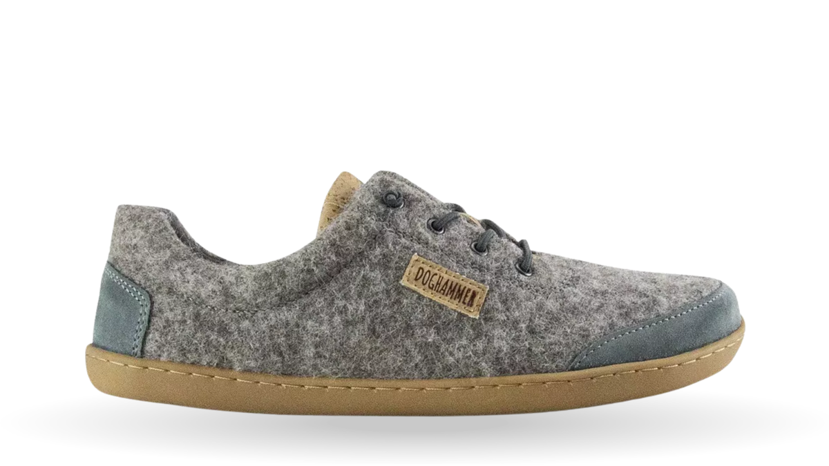 Barfußschuh für Erwachsene mit geschlossener Zehenbox, Schnürung und flacher, flexibler Sohle. Seitenansicht außen.