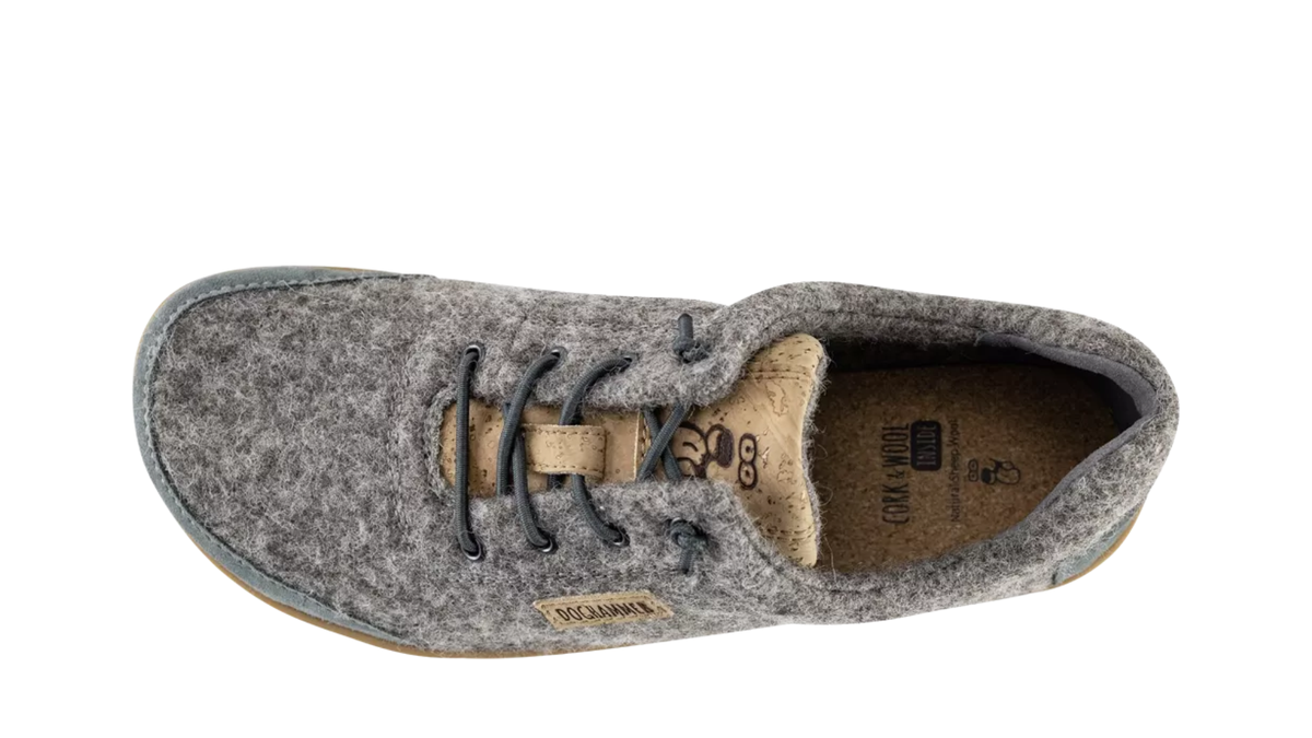 Barfußschuh für Erwachsene mit geschlossener Zehenbox, Schnürung und flacher, flexibler Sohle. Innensohle sichtbar, Draufsicht