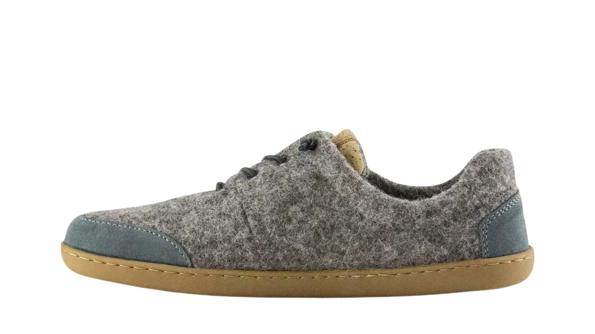 Barfußschuh für Erwachsene mit geschlossener Zehenbox, Schnürung und flacher, flexibler Sohle. Seitenansicht innen