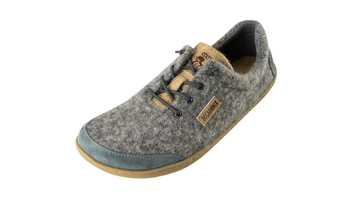 Barfußschuh für Erwachsene mit geschlossener Zehenbox, Schnürung und flacher, flexibler Sohle. schräge Draufsicht