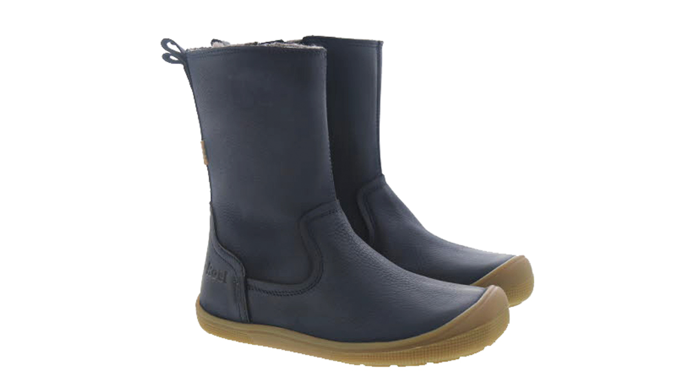Barfußstiefel für Kinder ohne Verschluss mit breiter Zehenbox und geschlossenem Schaft als Paar, schräge Vorderansicht