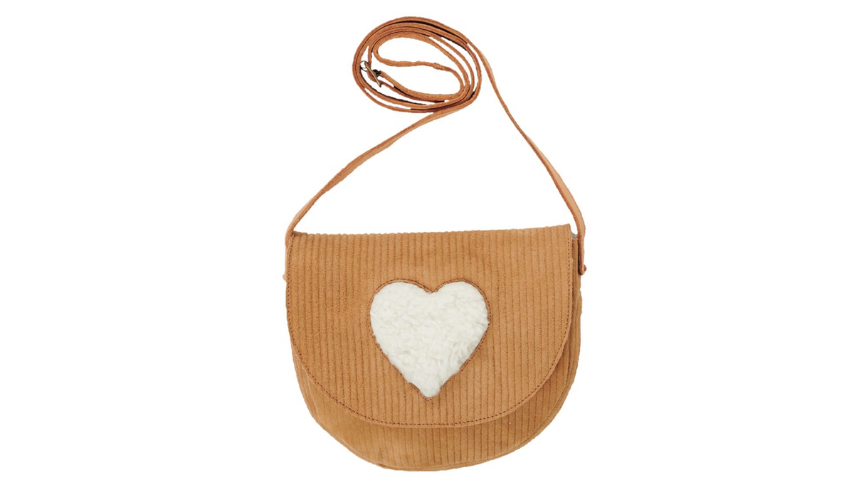 Kinder-Umhängetasche mit geschlossenem Taschenkörper, Schulterriemen und aufgesetztem Herzmotiv auf der Vorderseite. Vorderansicht.