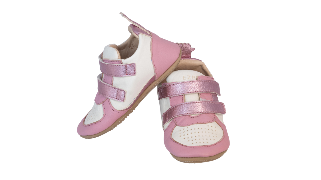 Kinder-Barfußschuh mit breiter Zehenbox, flexibler Sohle, zwei Klettverschlüssen und geschlossener Ferse. schräge Vorderansicht.