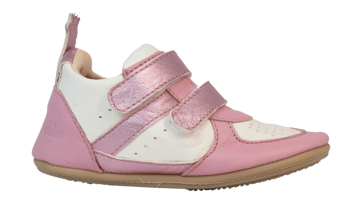 Kinder-Barfußschuh mit breiter Zehenbox, flexibler Sohle, zwei Klettverschlüssen und geschlossener Ferse. Seitenansicht außen.