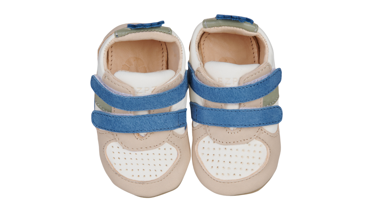 Paar Kinder-Barfußschuhe mit breiter Zehenbox, flexibler Sohle, zwei Klettverschlüssen und geschlossener Ferse. Draufsicht.