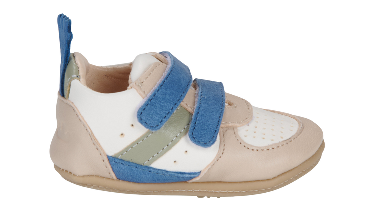 Kinder-Barfußschuh mit breiter Zehenbox, flexibler Sohle, zwei Klettverschlüssen und geschlossener Ferse. Seitenansicht außen.