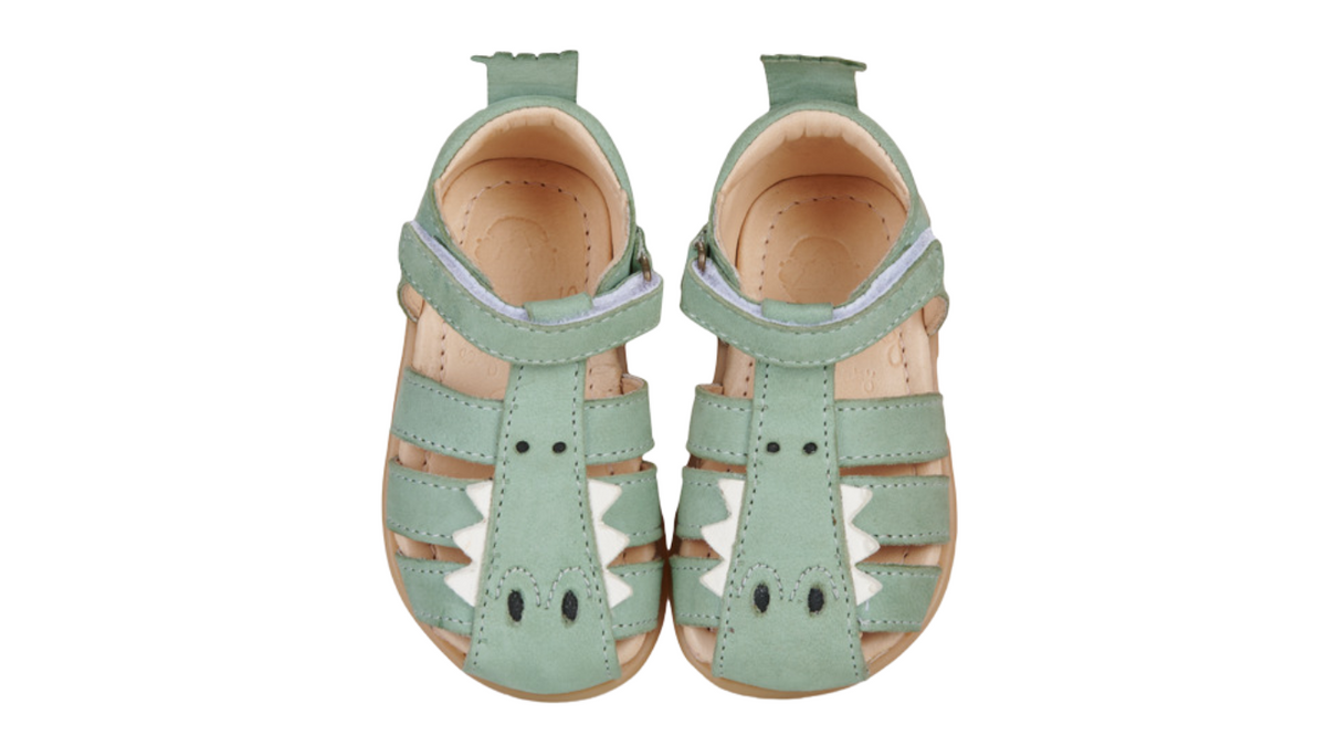 Paar Kinder-Barfußsandalen mit flexibler Sohle, offener Zehenpartie, Riemenkonstruktion und Klettverschluss am Knöchel. Draufsicht.