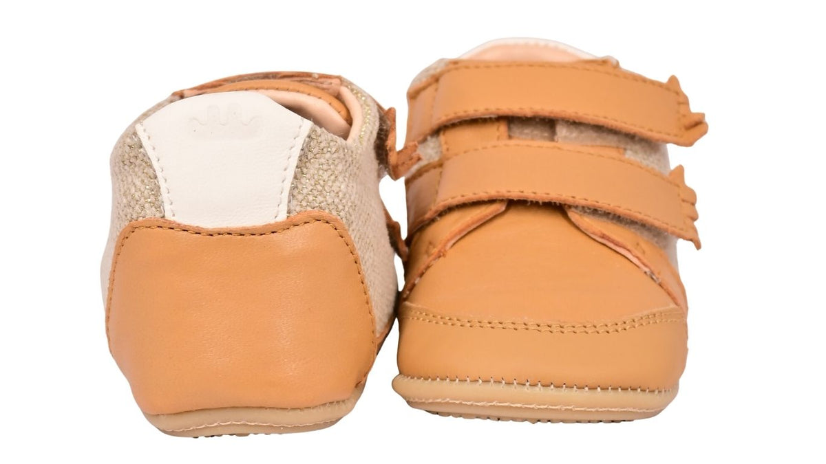 Kinder-Barfußschuh als Paar mit geschlossenem Fersenbereich und Klettverschluss. Rückansicht.